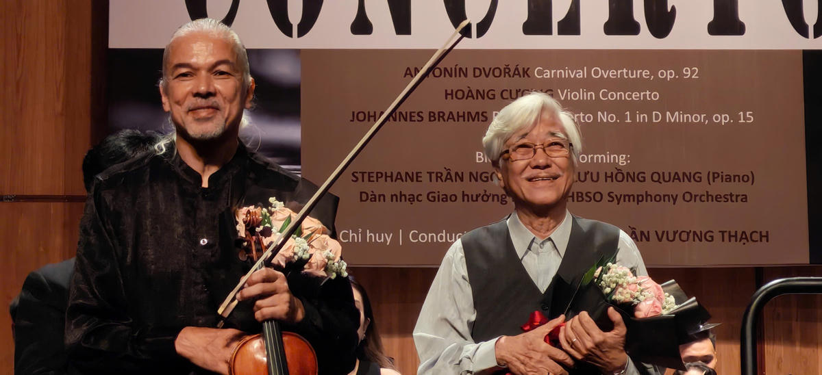 Nghệ sĩ violin Stéphane Trần Ngọc và PGS. NGND Hoàng Cương trong đêm nhạc. Ảnh: Việt Quỳnh