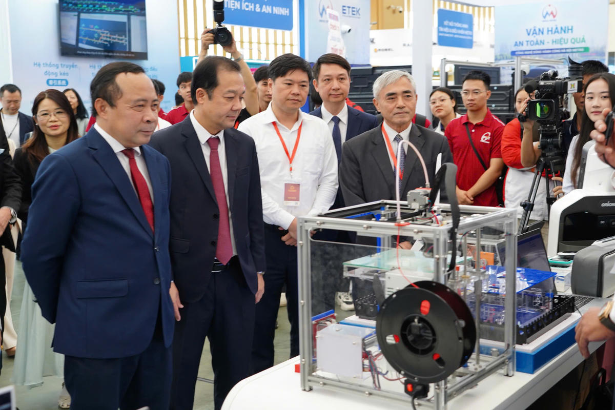 Các đại biểu tham quan Triển lãm Chuyển đổi số và Đô thị thông minh năm 2026. Ảnh: BTC.