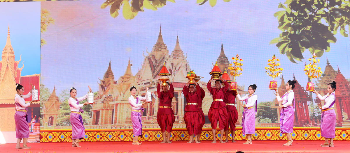 Các tiết mục nghệ thuật đặc sắc do Đoàn nghệ thuật Khmer TP Cần Thơ biểu diễn. Ảnh HT