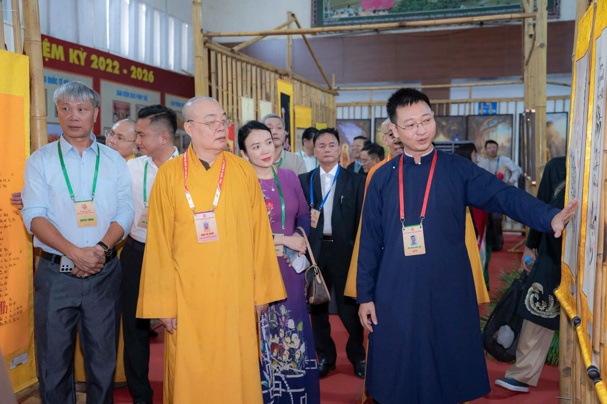 Ông Trần Đức, Chủ tịch Câu lạc bộ Thư pháp Việt, giới thiệu Thư pháp Việt tại Đại hội Đại biểu Giáo hội Phật giáo Việt Nam tỉnh Nghệ An năm 2026.