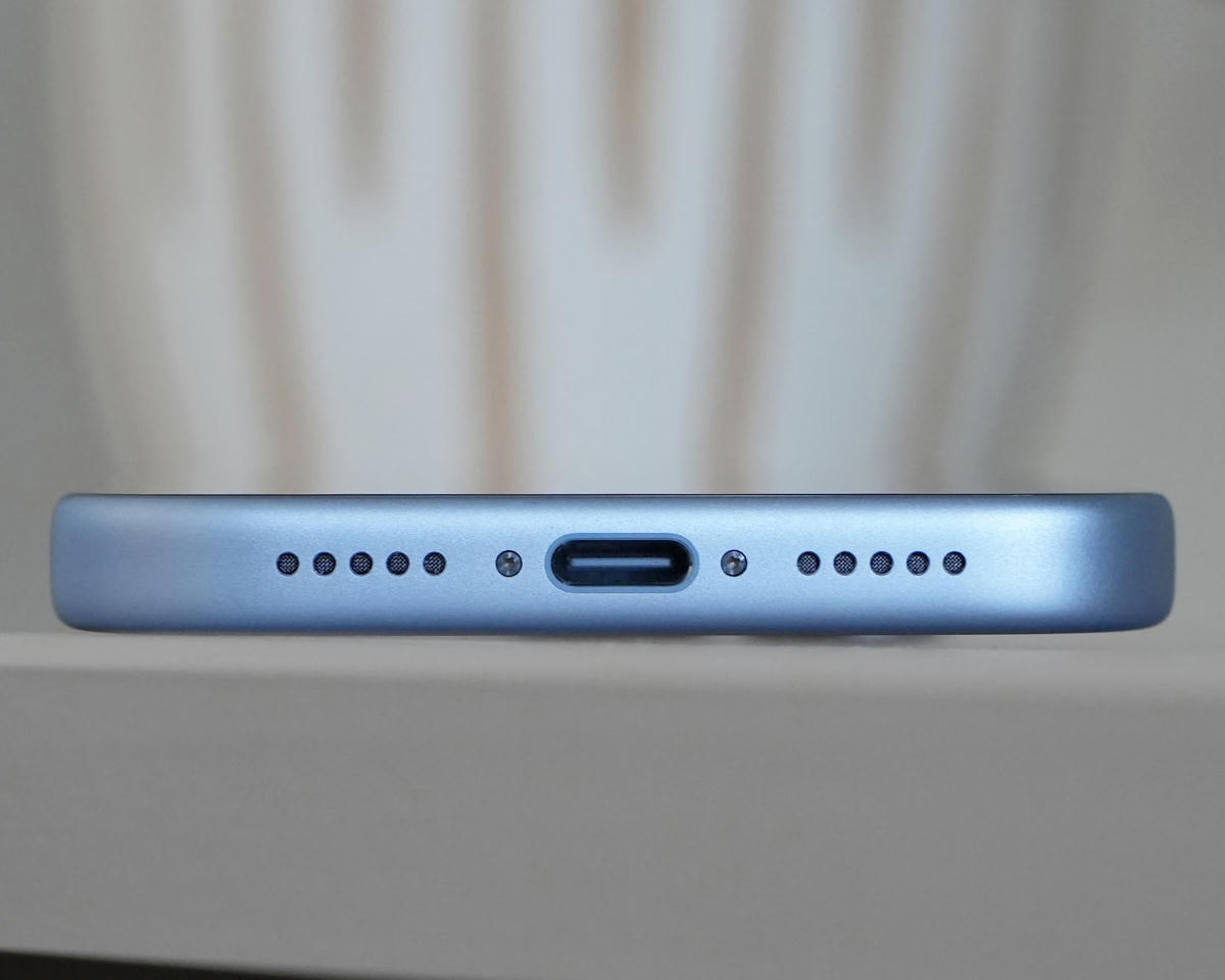 Quá trình sạc đầy mất 59 phút, đạt mức 80% trong 33 phút khi sử dụng bộ sạc USB-C công suất từ 60W trở lên. Nguồn: The Guardian.