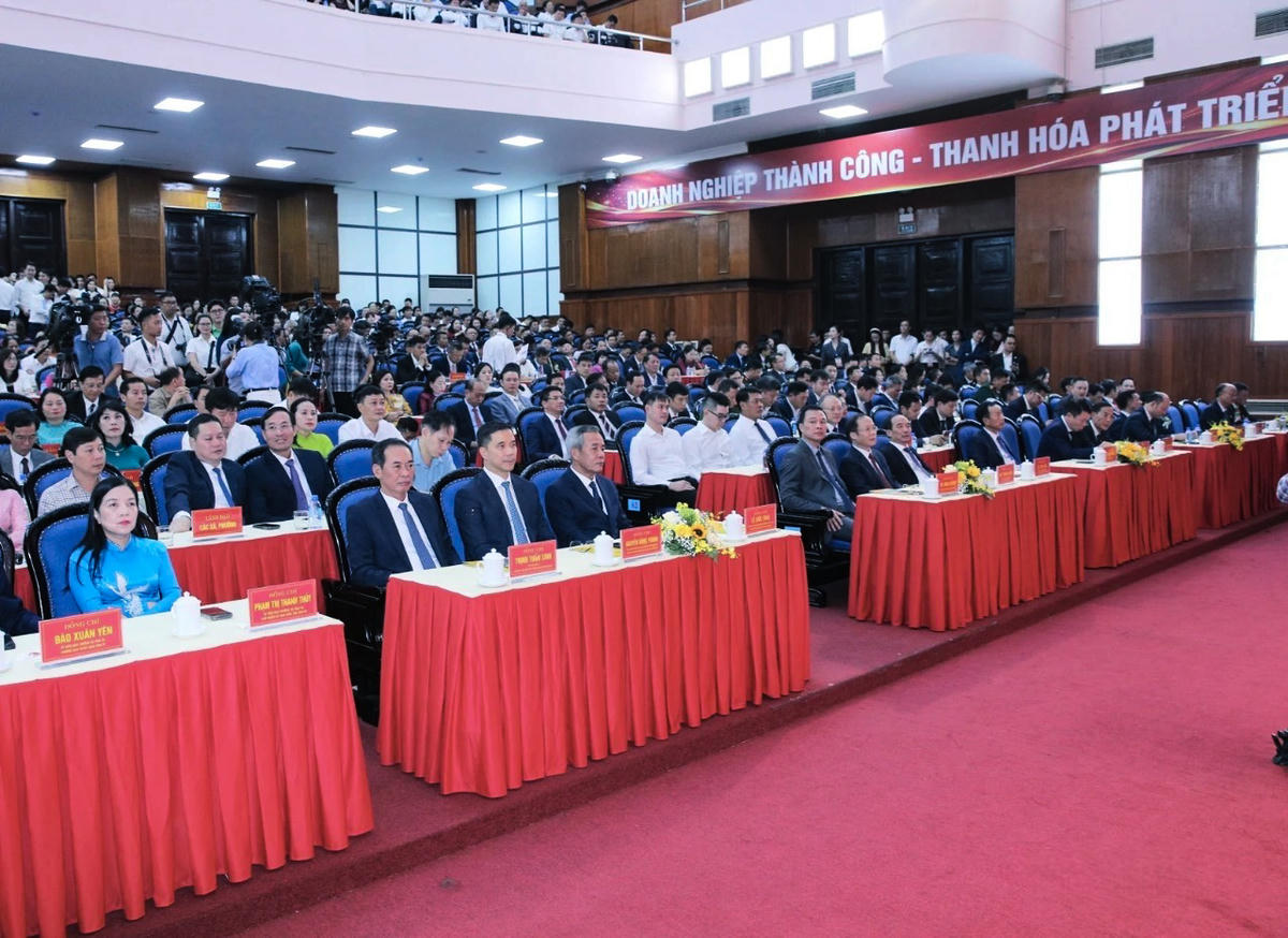 Bí thư Tỉnh ủy Lê Đức Thái cùng các đại biểu dự lễ tôn vinh. Ảnh: Minh Hiếu