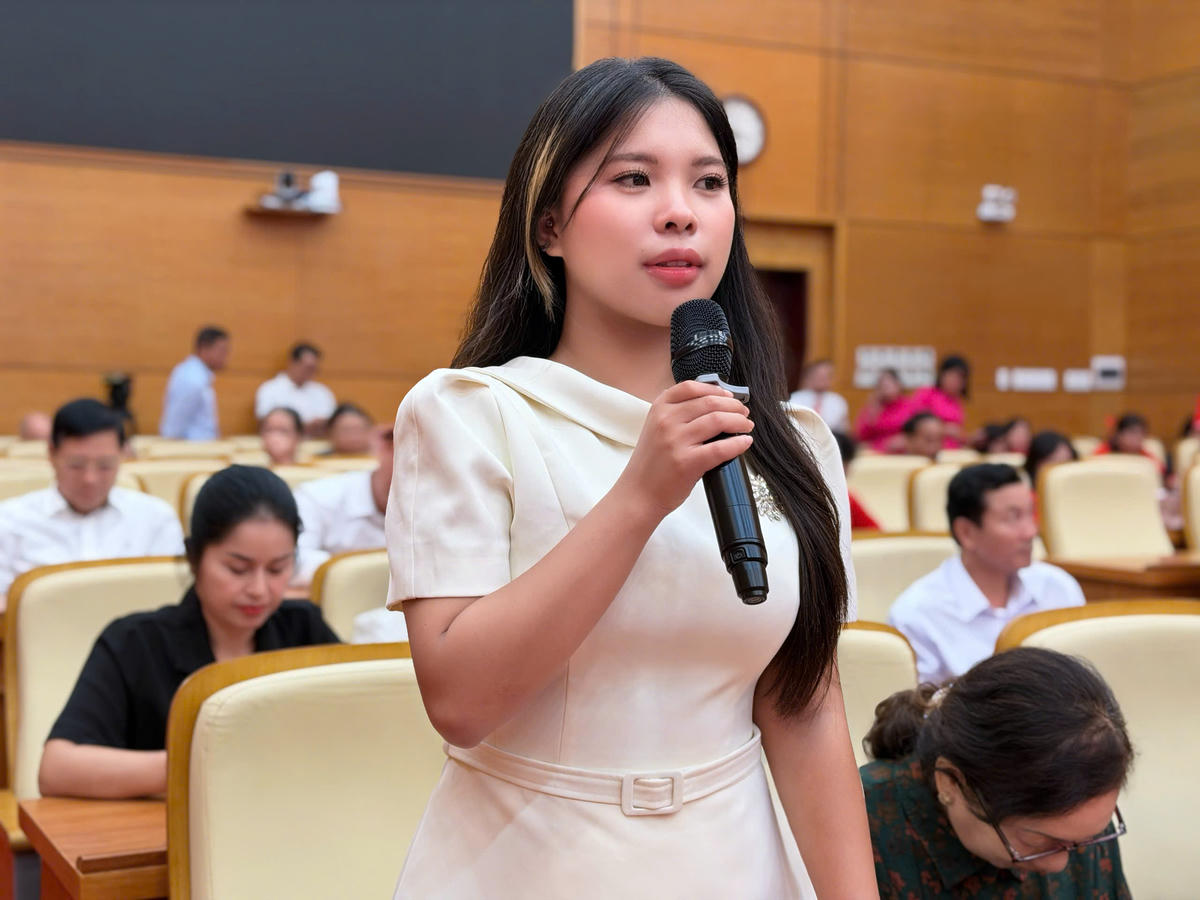 Chị Nguyễn Lê Hoàng Anh, Phó Giám đốc HTX sản xuất và kinh doanh Huy Hoàng chia sẻ sáng kiến xây dựng HTX hạnh phúc.