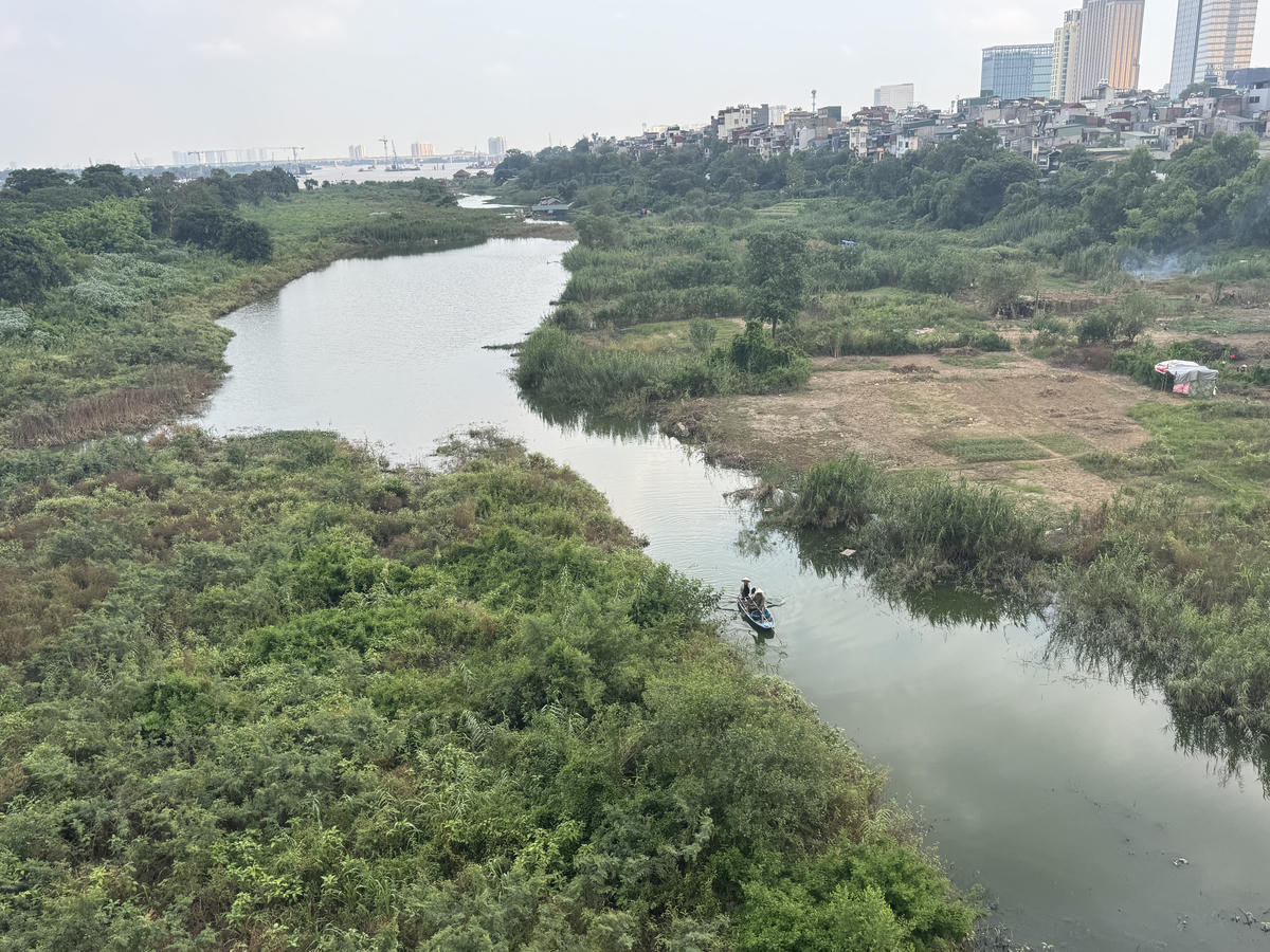 Các dòng sông nội đô Hà Nội gánh chịu nhiều áp lực như lượng lớn nước thải chưa qua xử lý, sự suy giảm dòng chảy, và tác động của quá trình đô thị hóa.... Ảnh: Hoàng Thu Phố.
