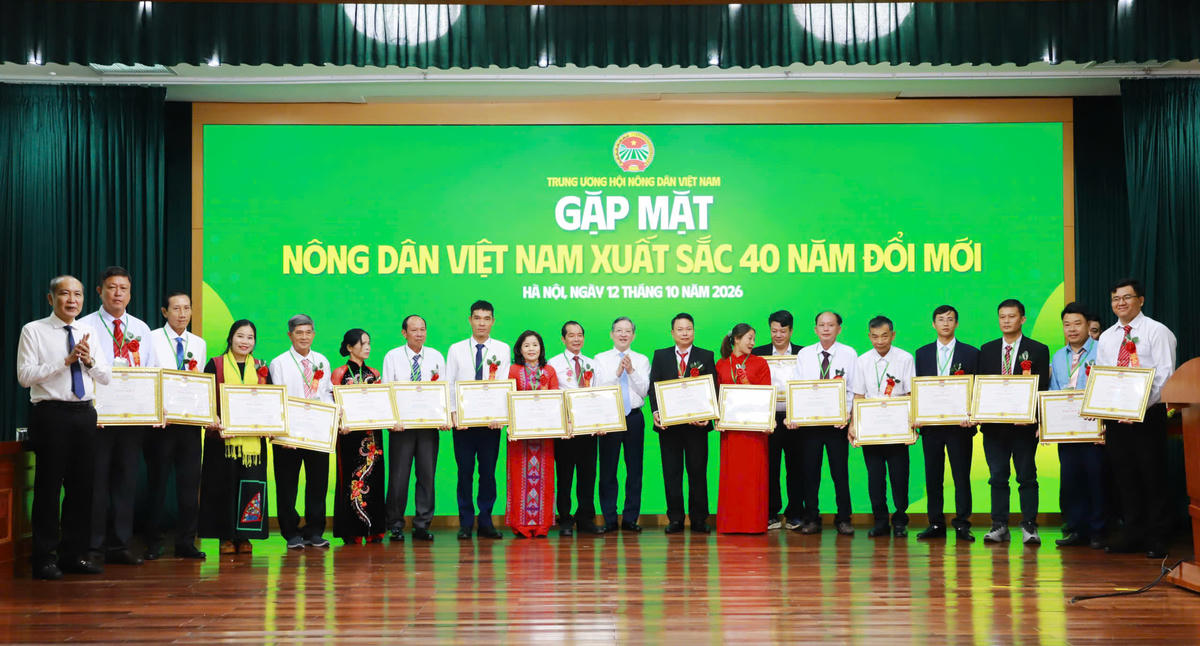 Lãnh đạo Hội Nông dân Việt Nam trao tặng bằng khen cho các nông dân Việt Nam xuất sắc 40 năm Đổi mới. Ảnh: Anh Thơ