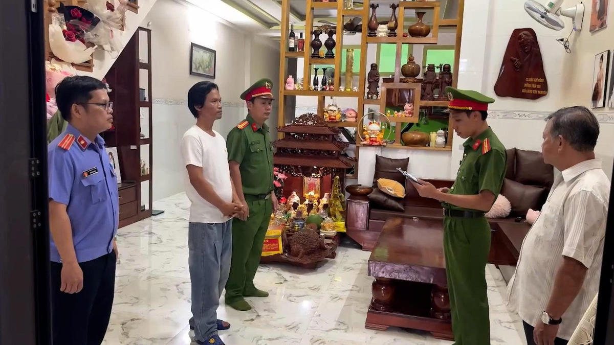 Công an tỉnh Quảng Ngãi đọc quyết định bắt vợ chồng Dương Thị Phượng và Đỗ Thành Tín. Ảnh: TS.