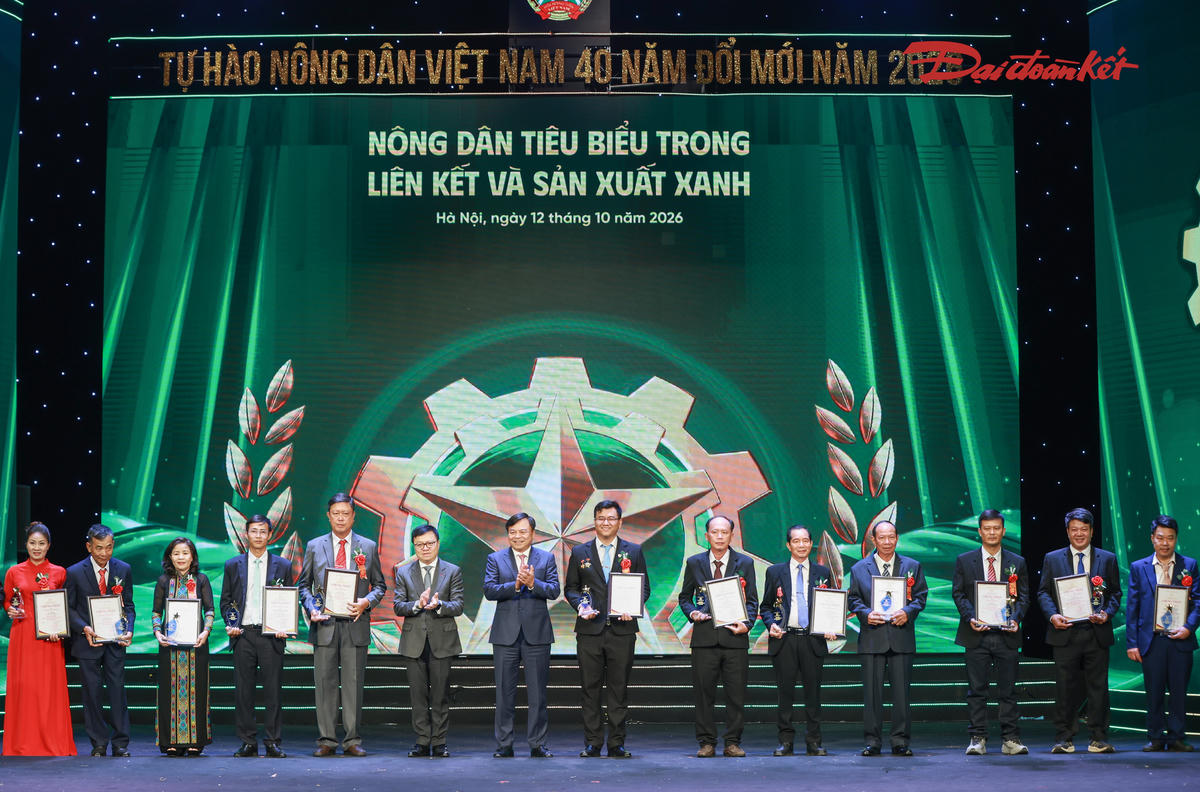 Ủy viên Trung ương Đảng, Phó Trưởng Ban Tuyên giáo Trung ương, Tổng Biên tập Báo Nhân Dân, Chủ tịch Hội Nhà báo Việt Nam Lê Quốc Minh và Thứ trưởng Bộ Nông nghiệp và Môi trường Nguyễn Hoàng Hiệp trao biểu trưng và chứng nhận cho các Nông dân Việt Nam xuất sắc. Ảnh: Quang Vinh.