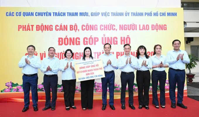 Bí thư Thành ủy TPHCM Trần Lưu Quang cùng các đại biểu dự phát động cán bộ, công chức, người lao động đóng góp ủng hộ Quỹ “Vì người nghèo TPHCM” năm 2026. Ảnh: VD.
