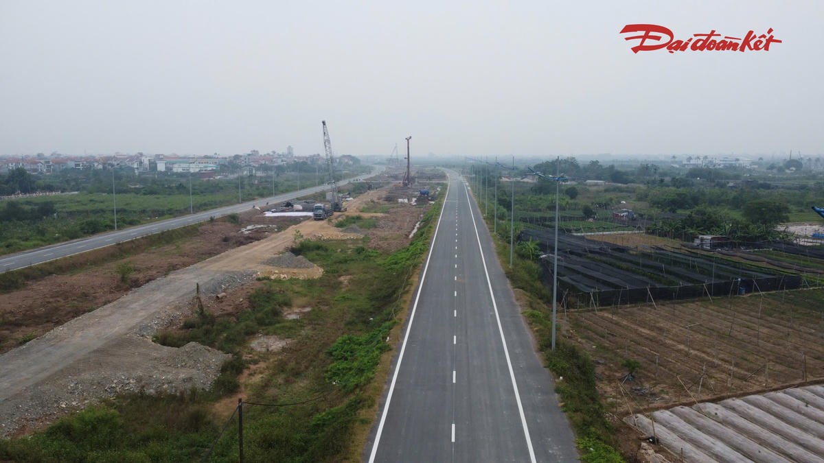 Theo thông tin dự án, toàn tuyến đã được thảm khoảng 40 km bê tông nhựa, sản lượng thực hiện ước đạt 90%. Các nhà thầu đang tiếp tục huy động nhân lực, máy móc để đẩy nhanh tiến độ, hoàn thiện những phần việc còn lại.