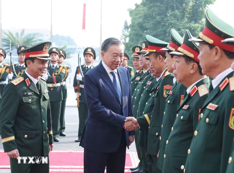 Cán bộ, chỉ huy Bộ Tư lệnh Quân khu 2 đón Tổng Bí thư, Chủ tịch nước Tô Lâm đến dự lễ kỷ niệm. (Ảnh: Thống Nhất/TTXVN).