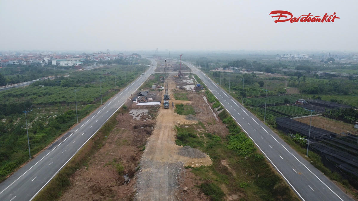 Trước đó, ngày 10/10, đoạn đường song hành thuộc Dự án đường Vành đai 4 - Vùng Thủ đô Hà Nội, kéo dài từ khu vực cầu Hồng Hà đến nút giao Đại lộ Thăng Long, được thông xe kỹ thuật. Đây là một trong những đoạn tuyến quan trọng của dự án, góp phần từng bước hoàn thiện mạng lưới giao thông khu vực phía Tây Hà Nội.