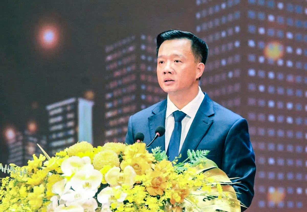 Chủ tịch hiệp hội doanh nghiệp tỉnh Nguyễn Xuân Hưng phát biểu tại buổi lễ. Ảnh: Minh Hiếu