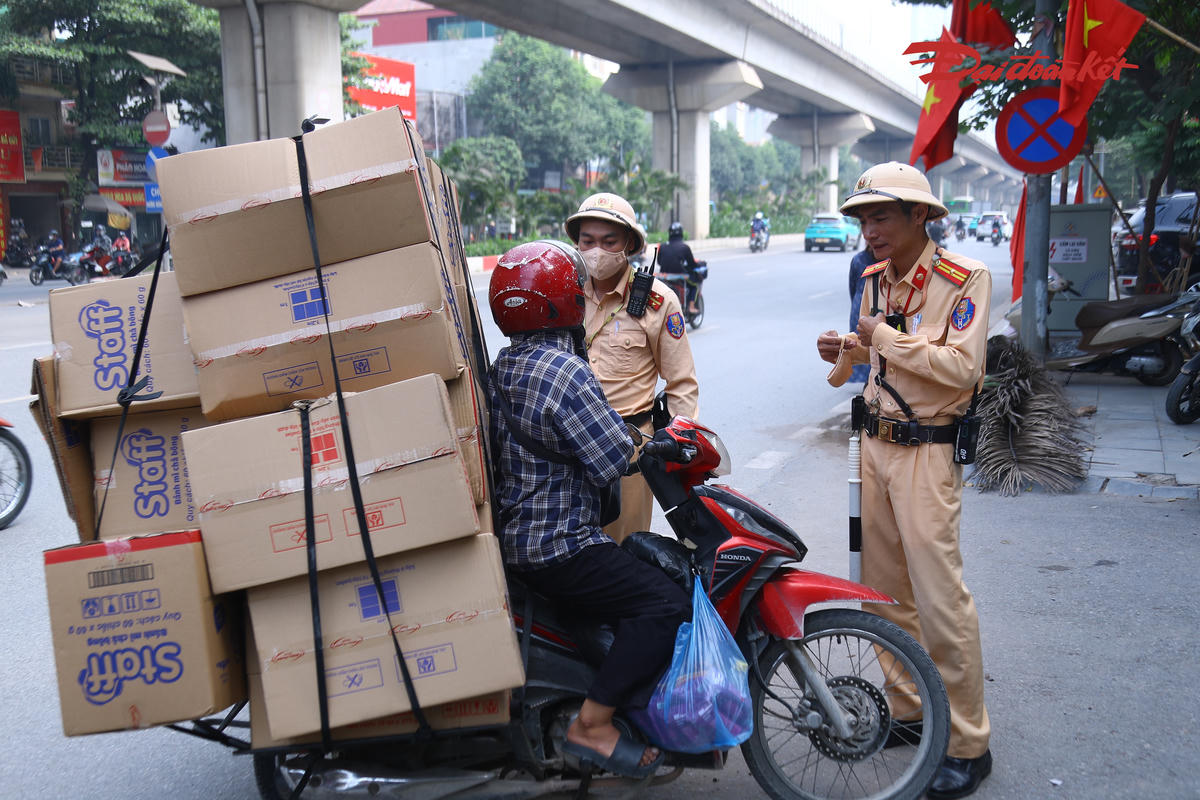 CSGT Hà Nội xử lý nhiều xe ba bánh, xe tự chế trên đường Quang Trung