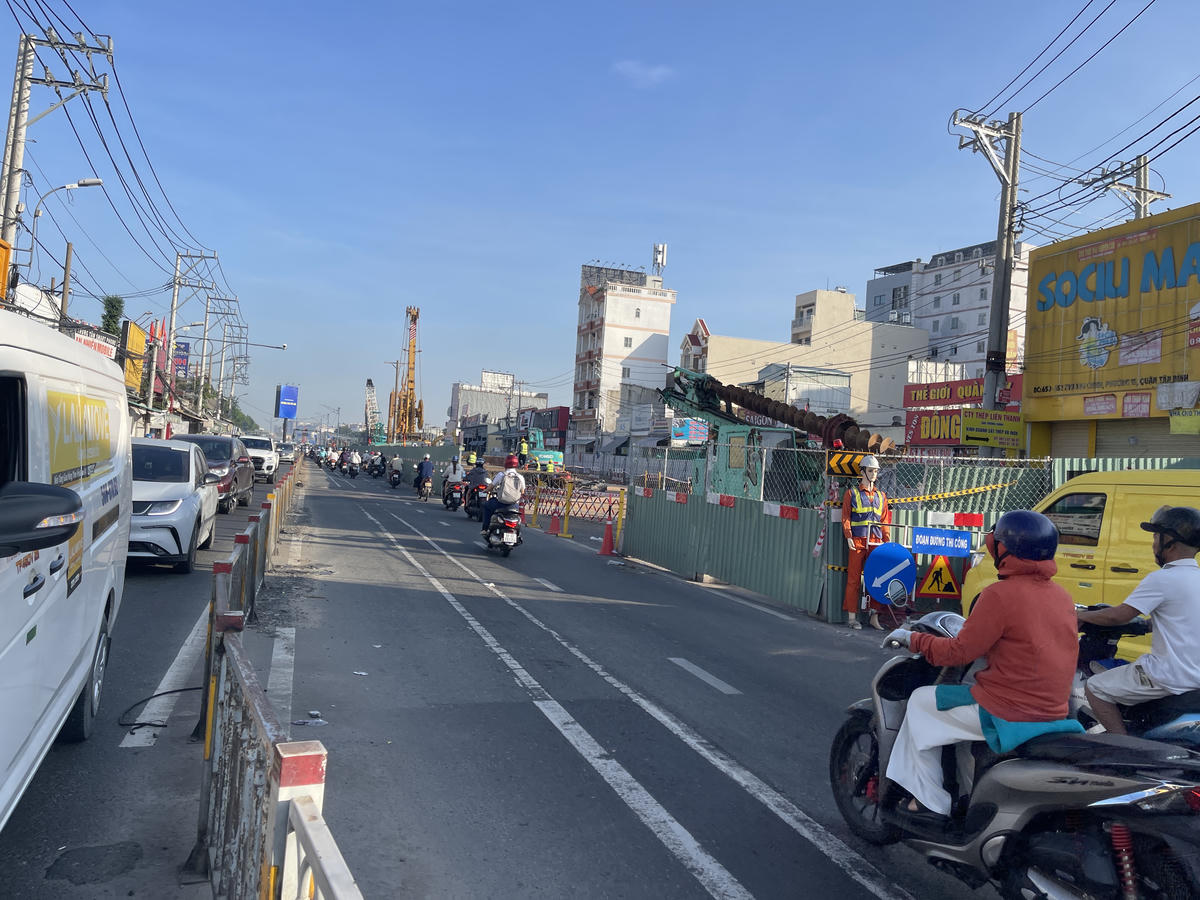 Đường Trường Chinh bị rào chắn một nửa ở khu vực Bà Quẹo tới ngã ba Mũi Tàu, các phương tiện di chuyển vào trung tâm rất đông đúc. Ngược lại, phương tiện di chuyển ra ngoại thành buổi sáng rất ít. Ảnh: Đ.Xá.