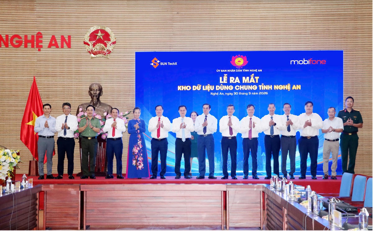 Các đại biểu chụp hình lưu niệm.
