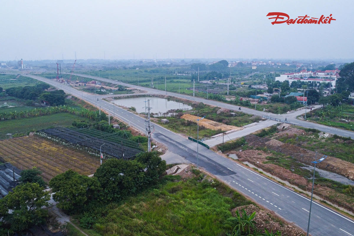 Dự án xây dựng đường song hành thuộc Dự án đường Vành đai 4 - Vùng Thủ đô Hà Nội có tổng chiều dài khoảng 58,2 km, đi qua 17 xã, phường trên địa bàn Hà Nội, với tổng mức đầu tư hơn 56.000 tỷ đồng.