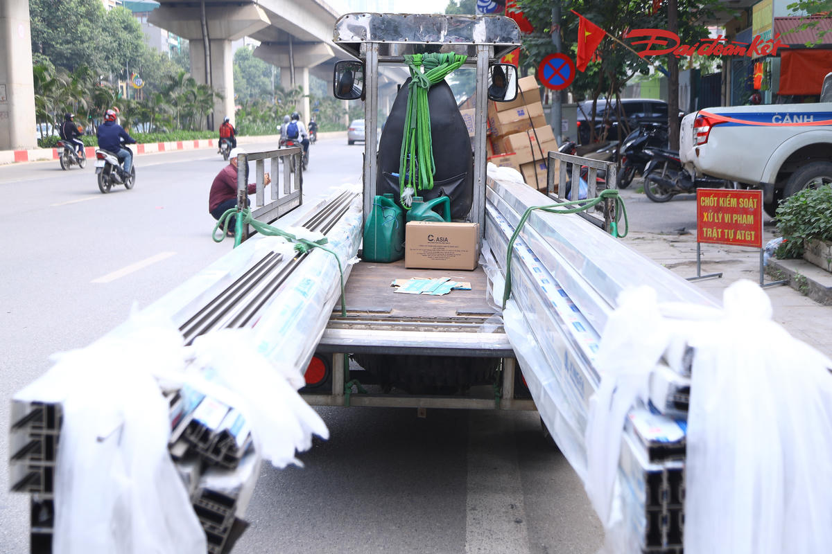CSGT Hà Nội xử lý nhiều xe ba bánh, xe tự chế trên đường Quang Trung