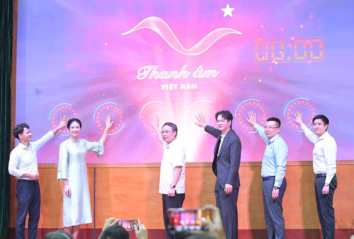 Các đại biểu thực hiện nghi thức phát động Chương trình “Thanh âm Việt Nam. Giai điệu cuộc sống” năm 2026.