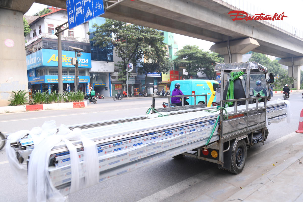 CSGT Hà Nội xử lý nhiều xe ba bánh, xe tự chế trên đường Quang Trung