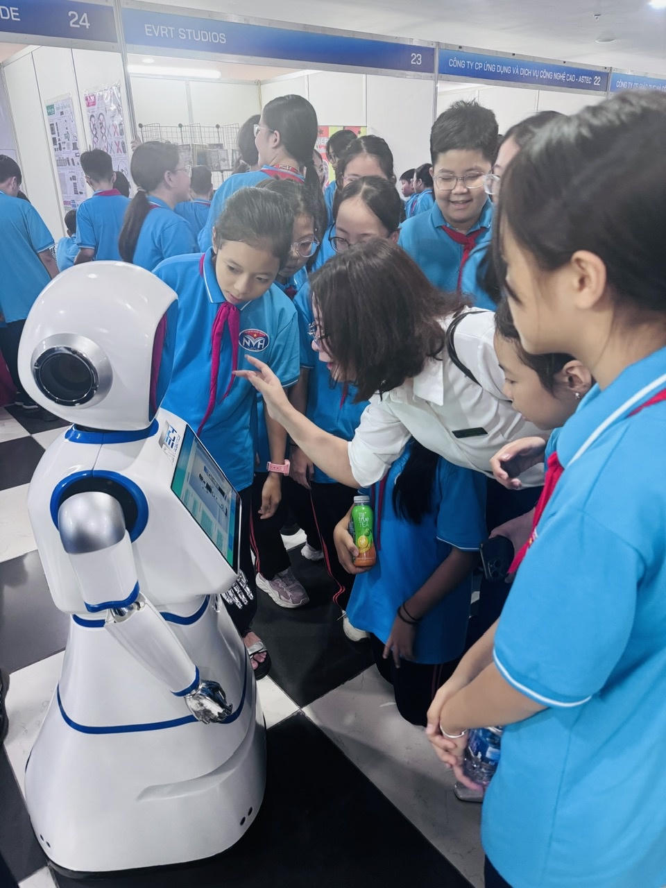 Học sinh và sinh viên trải nghiệm, tìm hiểu các robot tại Triển lãm Robot Hà Nội 2026. 	Ảnh: T.H