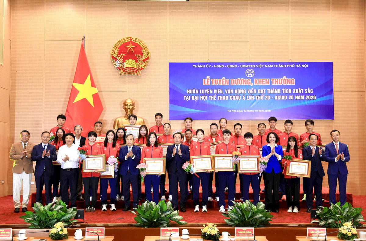 12-bi-thu-trao-thuong.jpg