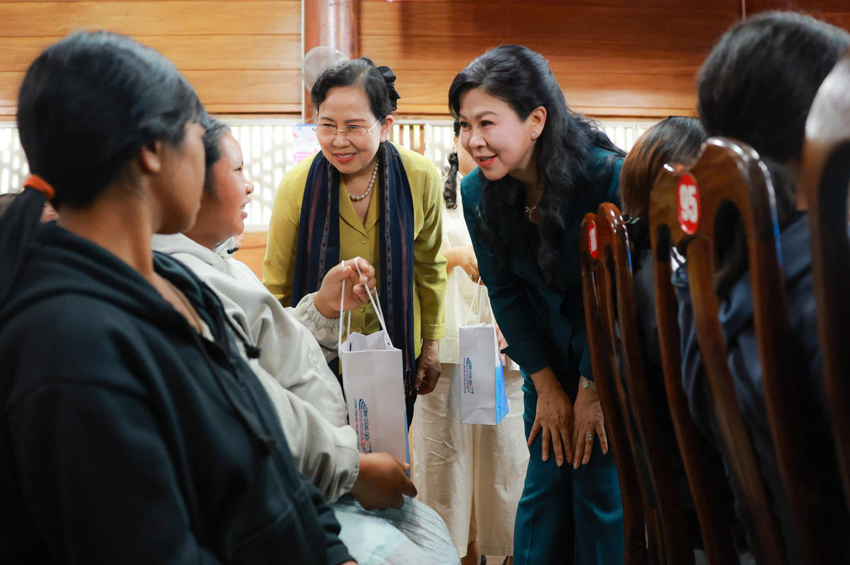 Bà Ngô Phương Ly, Phu nhân Tổng Bí thư, Chủ tịch nước Tô Lâm cùng bà Lê Thị Thủy, Phó Chủ tịch UBTƯ MTTQ Việt Nam, Chủ tịch Hội Liên hiệp Phụ nữ Việt Nam tặng quà các phụ nữ mang thai có hoàn cảnh khó khăn tại xã Gào. Ảnh: BNG
