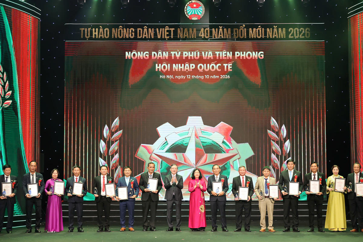 Chủ tịch Ủy ban Trung ương MTTQ Việt Nam Bùi Thị Minh Hoài và Phó Chủ tịch UBTƯ MTTQ Việt Nam, Chủ tịch Trung ương Hội Nông dân Việt Nam Lương Quốc Đoàn trao biểu trưng và Giấy chứng nhận danh hiệu Nông dân tỷ phú và tiên phong hội nhập quốc tế cho các nông dân.