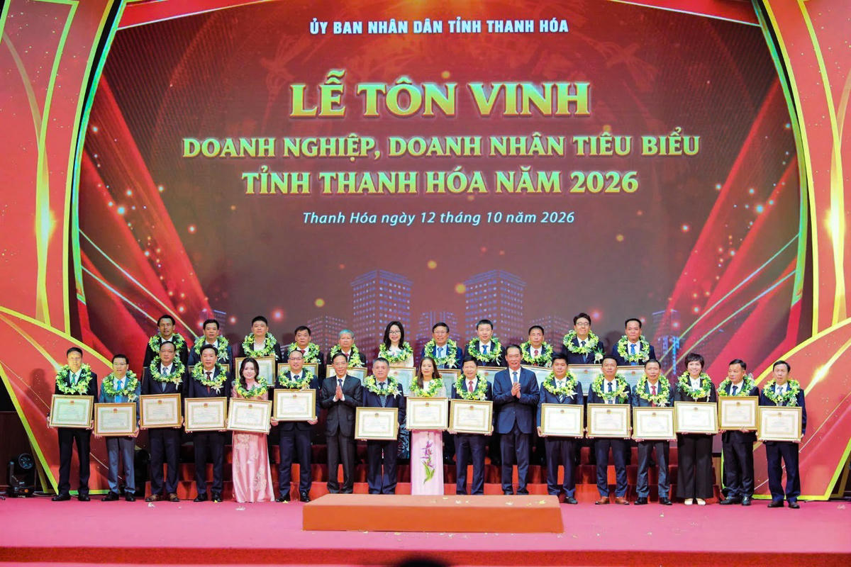 Phó Bí thư Tỉnh ủy, Chủ tịch Ủy ban MTTQ tỉnh Trịnh Tuấn Sinh và Phó Chủ tịch UBND tỉnh Đầu Thanh Tùng trao bằng khen cho các doanh nghiệp có thành tích xuất sắc. Ảnh: Minh Hiếu