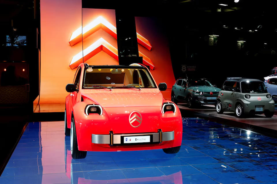 Mẫu xe ý tưởng Citroen 2CV chạy điện được trưng bày tại Triển lãm Ô tô Paris ở Paris, Pháp, ngày 12/10/2026. Nguồn: Reuters.