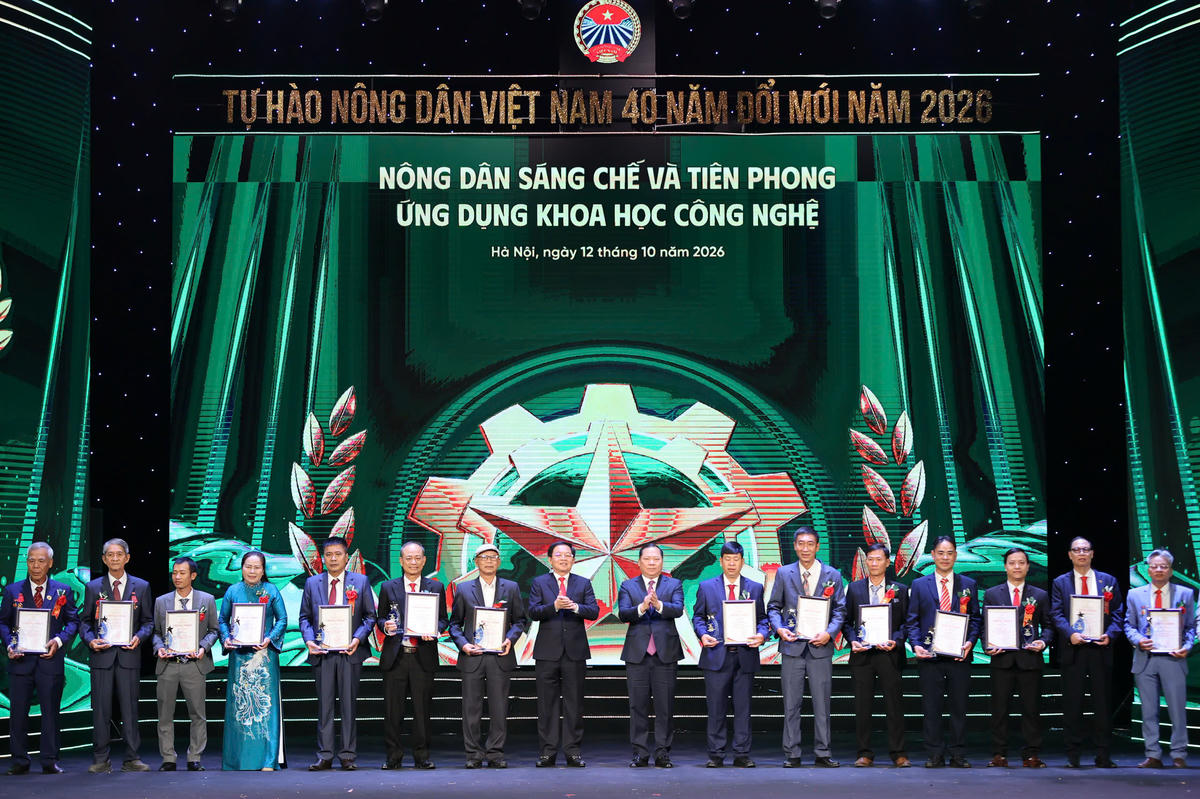 Phó Thủ tướng Chính phủ Hồ Quốc Dũng và Phó Bí thư thường trực Đảng ủy MTTQ, các đoàn thể Trung ương, Phó Chủ tịch UBTƯ MTTQ Việt Nam Nguyễn Phi Long trao biểu trưng và Giấy chứng nhận danh hiệu cho Nông dân sáng chế và tiên phong ứng dụng khoa học công nghệ.