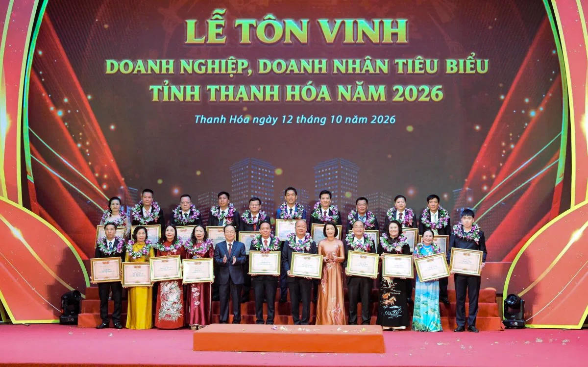 Phó Chủ tịch Thường trực Uỷ ban MTTQ tỉnh Đỗ Thị Toán và Phó Chủ tịch VCCI Bùi Trung Nghĩa trao bằng khen cho các doanh nhân tiêu biểu. Ảnh: Minh Hiếu