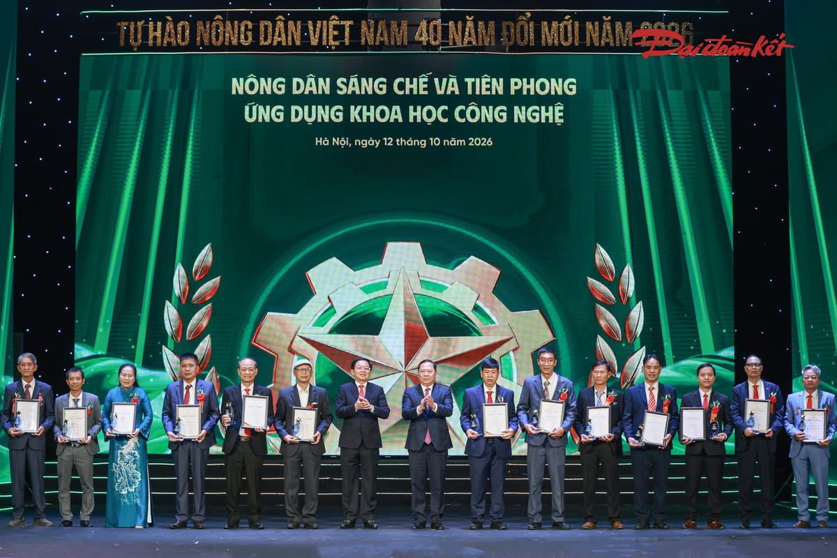 Ủy viên Trung ương Đảng, Phó Thủ tướng Hồ Quốc Dũng và Ủy viên Trung ương Đảng, Phó Bí thư Thường trực Đảng ủy Mặt trận Tổ quốc, các đoàn thể Trung ương, Phó Chủ tịch Ủy ban Trung ương MTTQ Việt Nam Nguyễn Phi Long trao biểu trưng và chứng nhận cho các Nông dân Việt Nam xuất sắc. Ảnh: Quang Vinh.