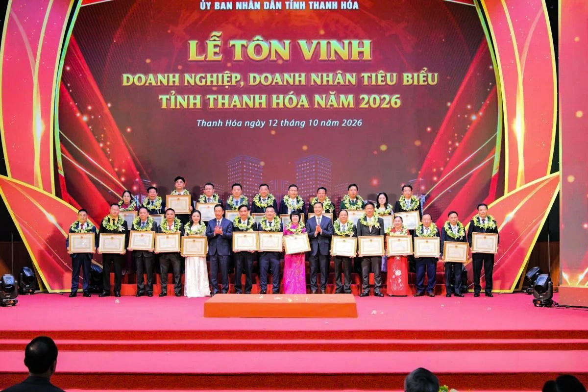 Phó Bí thư Thường trực Tỉnh ủy Nguyễn Hồng Phong và Phó Chủ tịch UBND tỉnh Lê Quang Hùng trao bằng khen cho các doanh nghiệp đạt thành tích xuất sắc. Ảnh: Minh Hiếu.