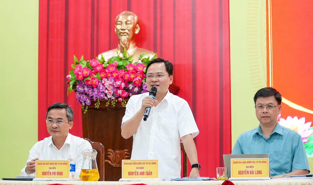 Ông Nguyễn Anh Tuấn, Phó Chủ tịch Ủy ban Trung ương MTTQ Việt Nam, Chủ tịch Tổng LĐLĐ Việt Nam phát biểu tại buổi tiếp xúc cử tri. Ảnh: TT.