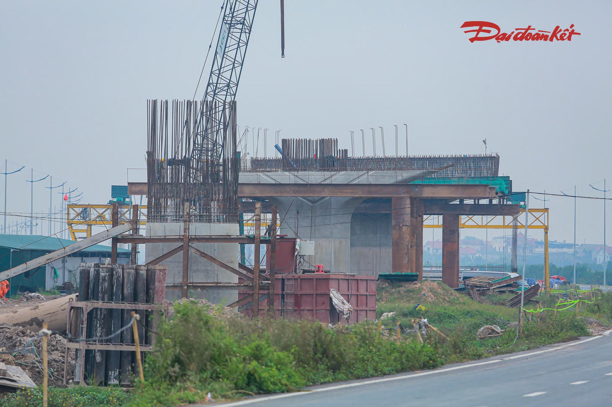 Tuy nhiên, tại một số vị trí, công nhân và máy móc vẫn tiếp tục làm việc để hoàn thiện những hạng mục cuối cùng. Các công việc còn lại chủ yếu liên quan đến hệ thống chiếu sáng, sơn kẻ đường, biển báo, lan can, bó vỉa và xử lý những điểm vuốt nối với đường dân sinh.