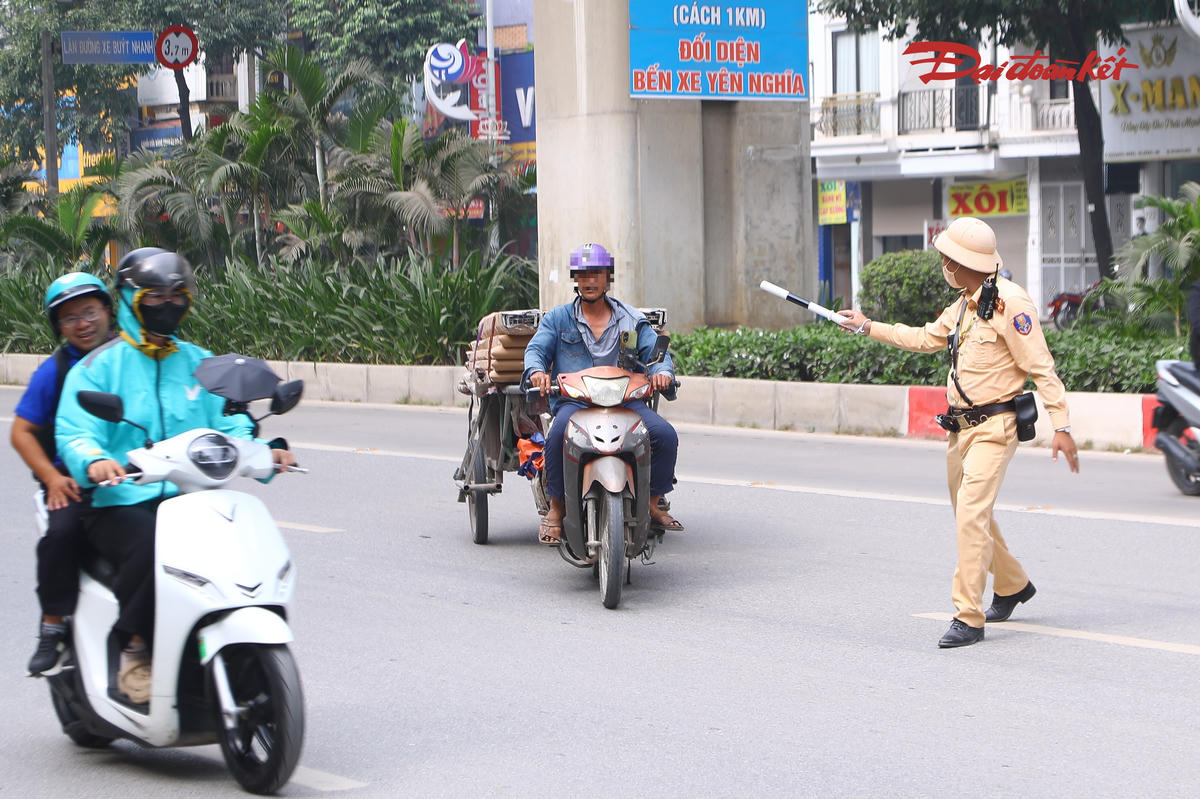Lực lượng CSGT kiểm tra, xử lý người điều khiển xe kéo tự chế lưu thông trên đường Quang Trung.