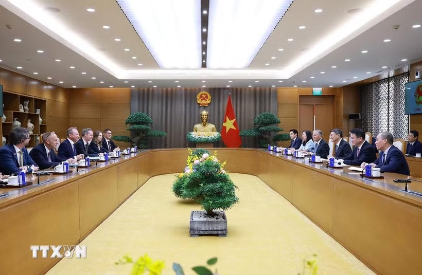 Thủ tướng Lê Minh Hưng tiếp Bộ trưởng Tài chính Luxembourg Gilles Roth. (Ảnh: Dương Giang/TTXVN).
