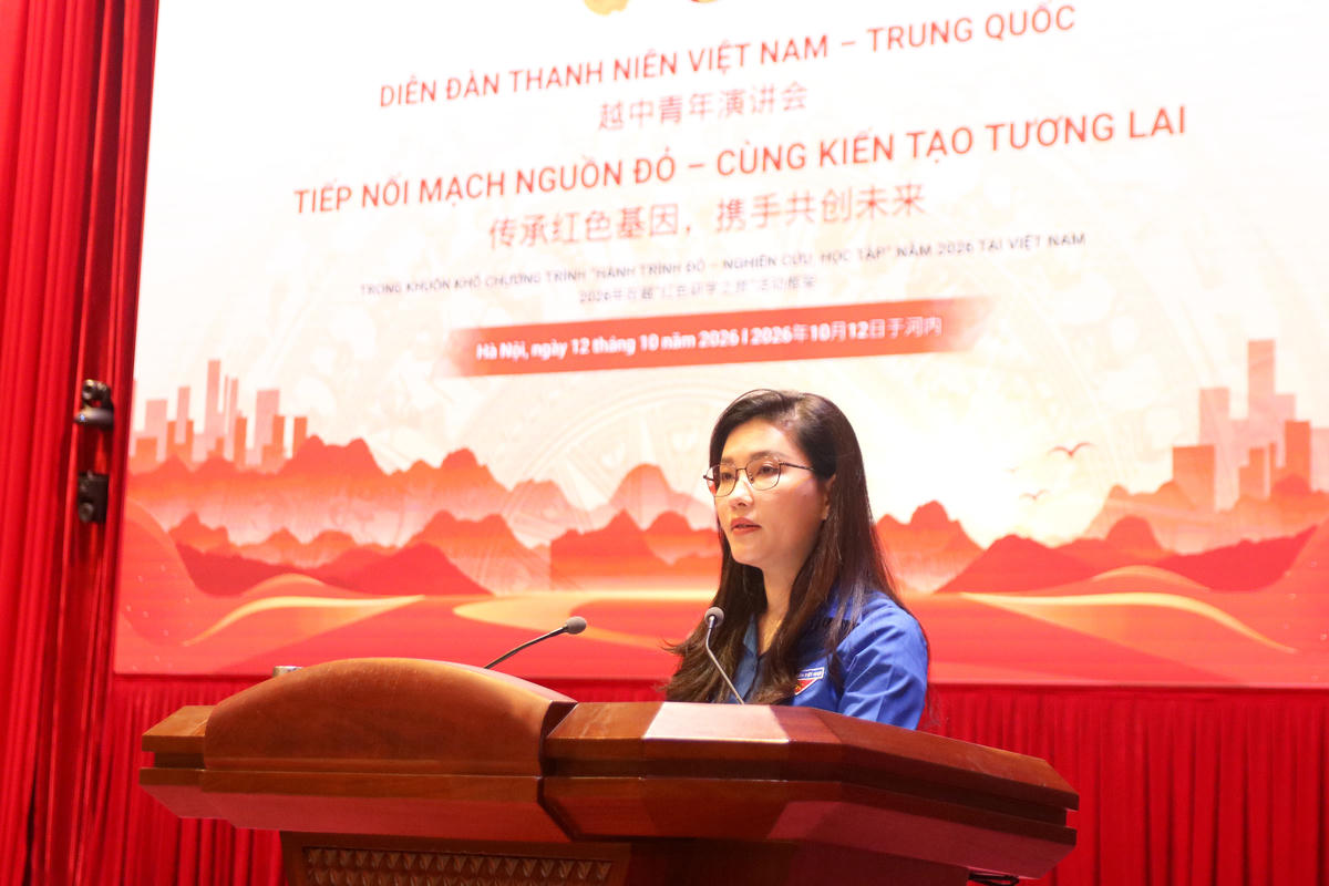 Bà Hồ Hồng Nguyên - Bí thư Trung ương Đoàn, Chủ tịch Hội đồng Đội Trung ương phát biểu tại diễn đàn.
