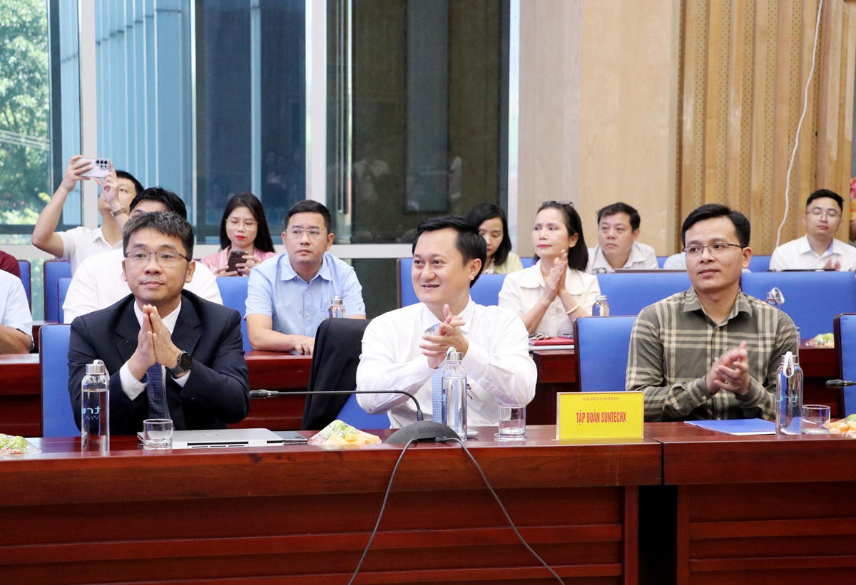 Các đại biểu tham dự buổi lễ.