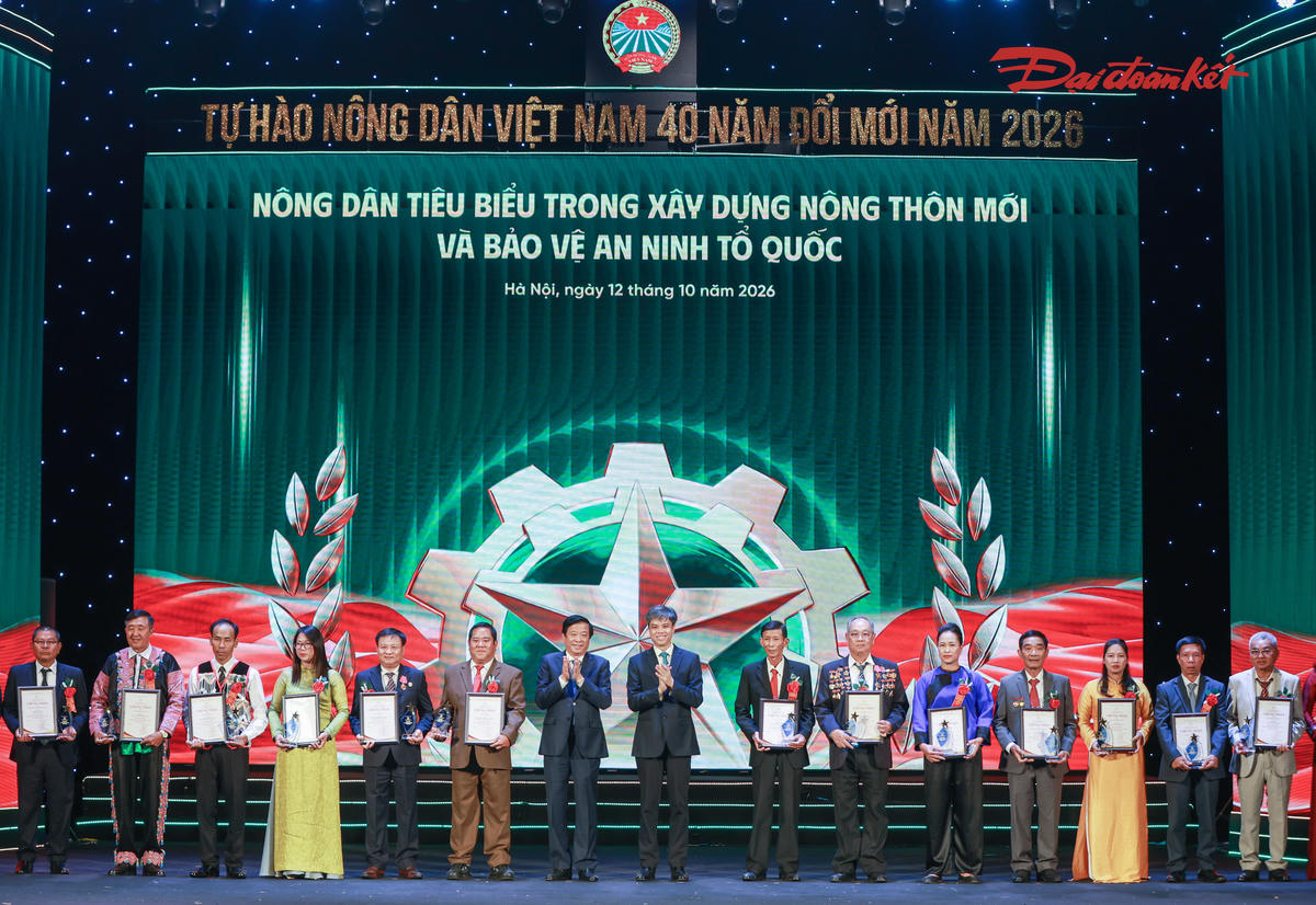 Ủy viên Trung ương Đảng, Phó Trưởng Ban Nội chính Trung ương Bùi Văn Nghiêm và Phó Trưởng Ban Tuyên giáo Trung ương Nguyễn Văn Chiến trao tặng biểu trưng và chứng nhận tặng các Nông dân xuất sắc. Ảnh: Quang Vinh.