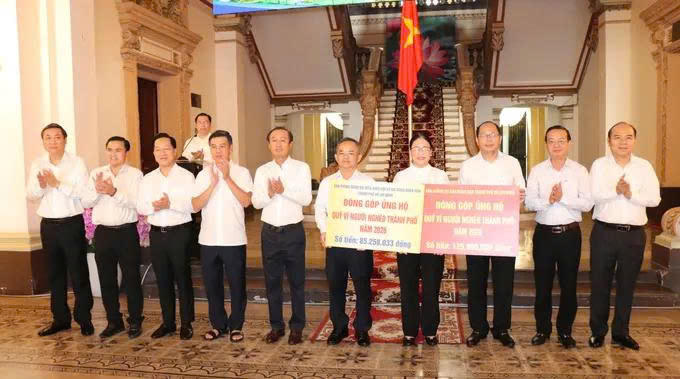 Cán bộ, công chức, người lao động cơ quan Văn phòng Đoàn đại biểu Quốc hội và HĐND TPHCM, Văn phòng UBND TPHCM, đóng góp ủng hộ Quỹ "Vì người nghèo". Ảnh: TP.