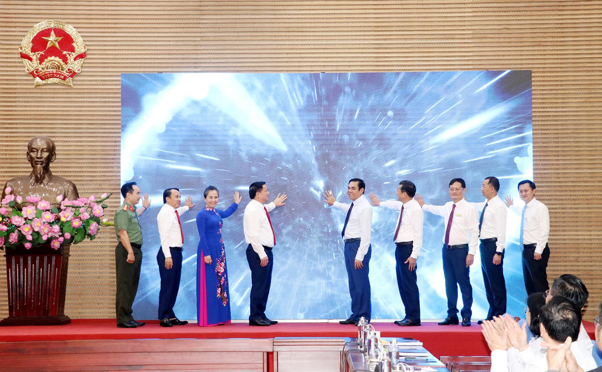 Các đại biểu ấn nút vận hành thử nghiệm Kho dữ liệu dùng chung và Nền tảng phân tích, điều hành tỉnh.