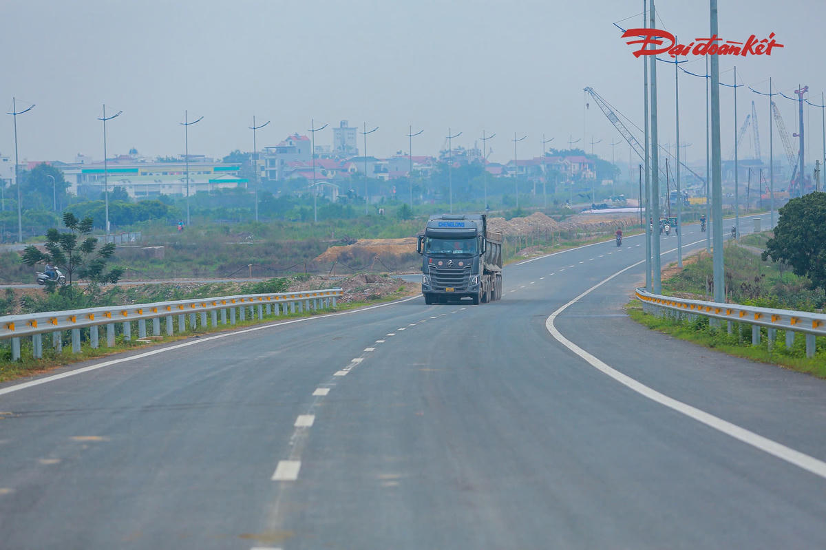 Hệ thống cầu, công trình thoát nước, nền đường và các lớp bê tông nhựa trên tuyến chính đã được thi công.