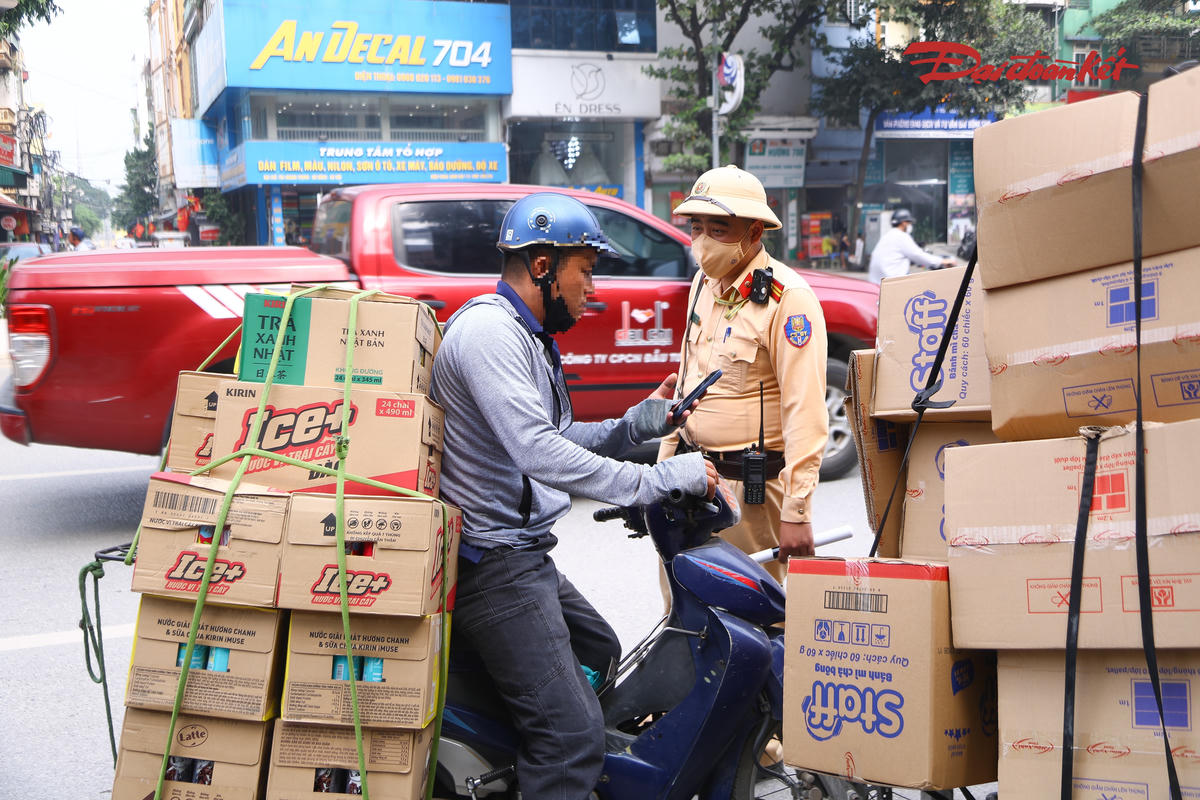CSGT Hà Nội xử lý nhiều xe ba bánh, xe tự chế trên đường Quang Trung