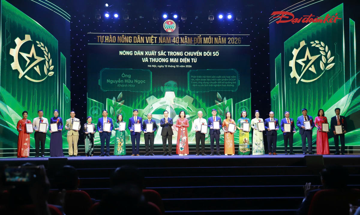 Uỷ viên Trung ương Đảng, Tổng Biên tập Tạp chí Cộng sản Dương Trung Ý và Phó Chủ tịch Hội Nông dân Việt Nam Bùi Thị Thơm, Trưởng Ban Tổ chức Chương trình Tự hào Nông dân Việt Nam 40 năm Đổi mới năm 2026 trao tặng biểu trưng và chứng nhận tặng các Nông dân xuất sắc. Ảnh: Quang Vinh.