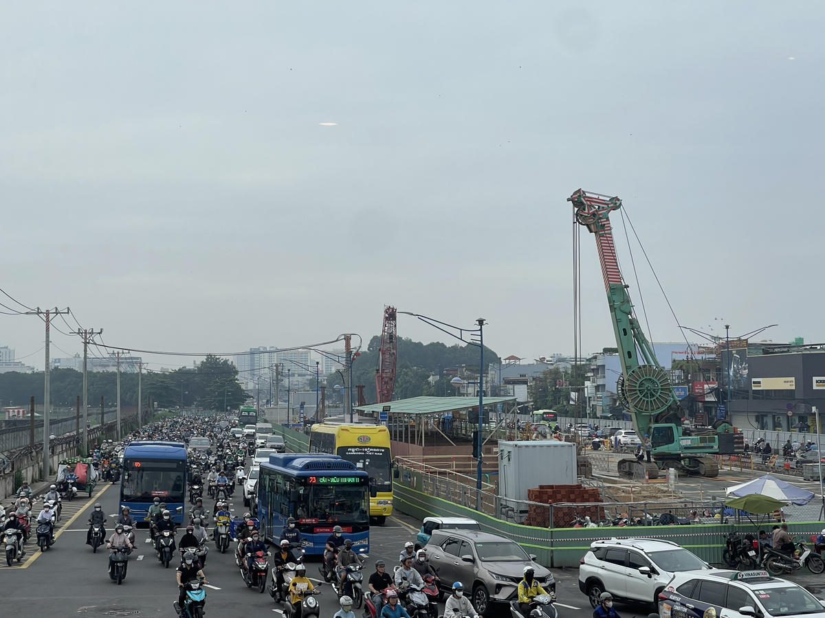 Khu vực ga Phạm Văn Bạch được rào chắn để phục vụ thi công nhà ga ngầm. Ảnh: Đ.Xá.