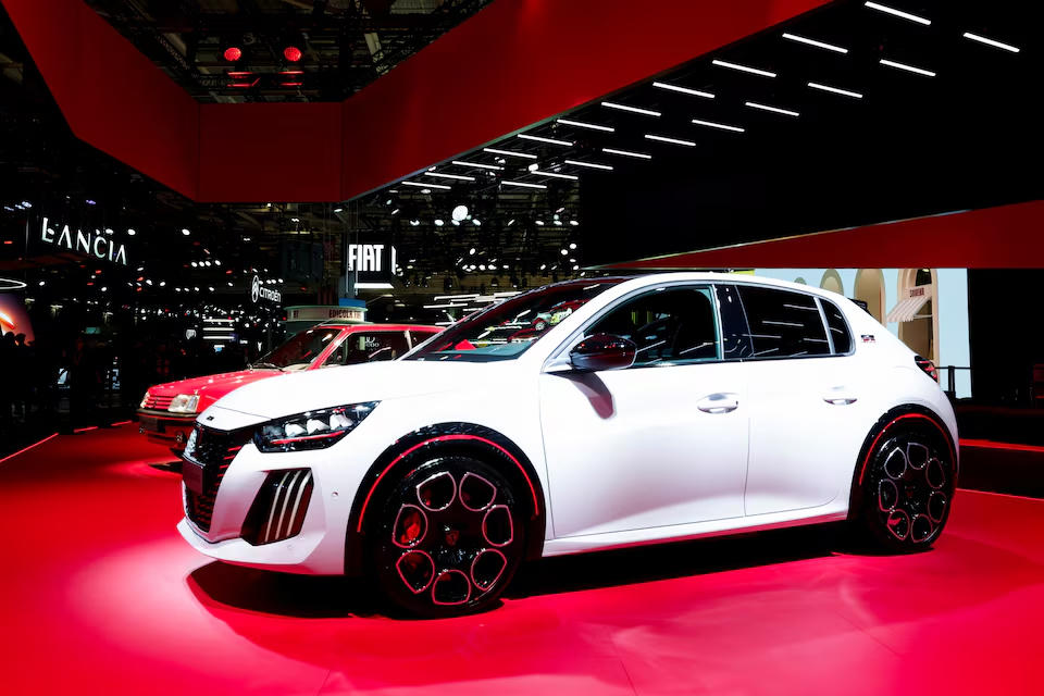 Mẫu xe điện Peugeot E-208 GTi mới được trưng bày tại Triển lãm Ô tô Paris ở Paris, Pháp, ngày 12/10/2026. Nguồn: Reuters.