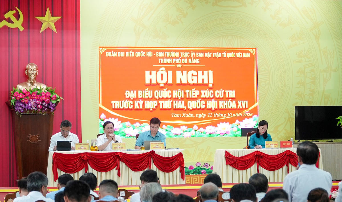 Quang cảnh buổi tiếp xúc cử tri tại xã Tam Xuân. Ảnh: CĐ.