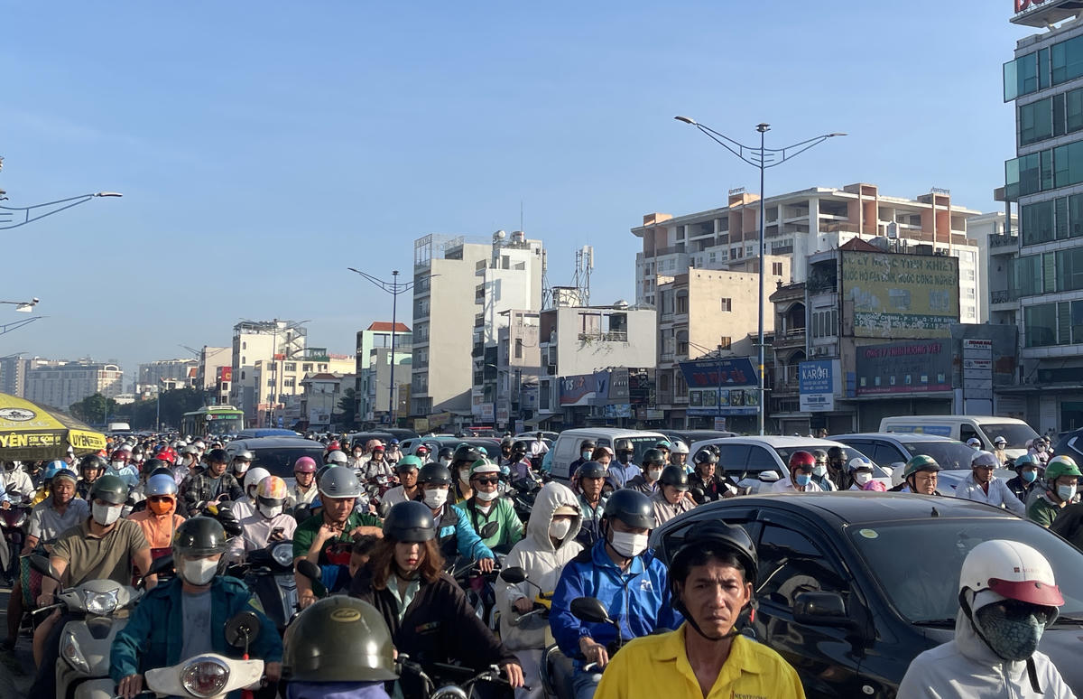 Dòng người xe chật vật di chuyển vì một phần đường Trường Chinh bị thu hẹp để phục vụ thi công. Ảnh: Đ.Xá.