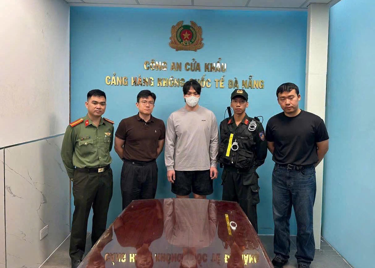 Lực lượng chức năng bàn giao đối tượng truy nã quốc tế. Ảnh: CA Đà Nẵng.